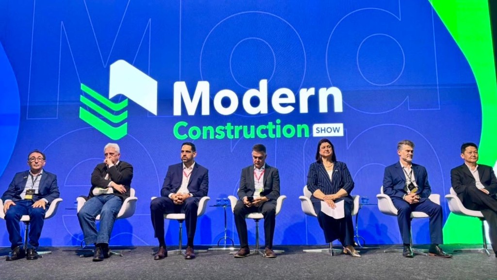 Painel na abertura do Modern Construction Show 2026, no Distrito Anhembi